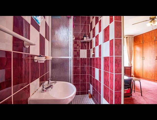 5 BEDROOM FREESTANDING FOR SALE IN MACKENZIE PARK